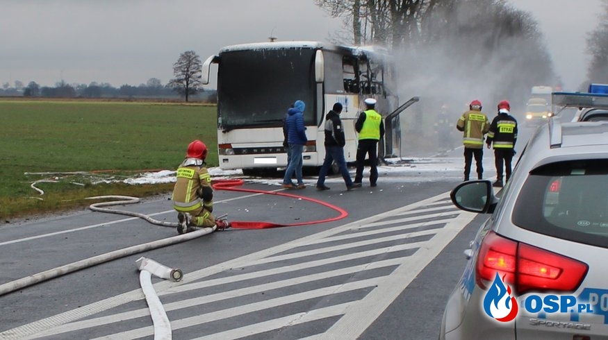 Pożar autokaru na DK42. Kierowcy próbowali ugasić ogień. OSP Ochotnicza Straż Pożarna