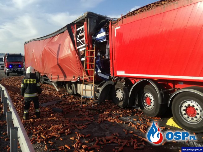 Ciężarówka wbiła się w drugą. Kierowca zginął zakleszczony w kabinie. OSP Ochotnicza Straż Pożarna