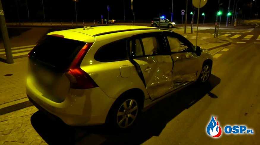 Cztery osoby ranne po zderzeniu policyjnego radiowozu z innym samochodem OSP Ochotnicza Straż Pożarna