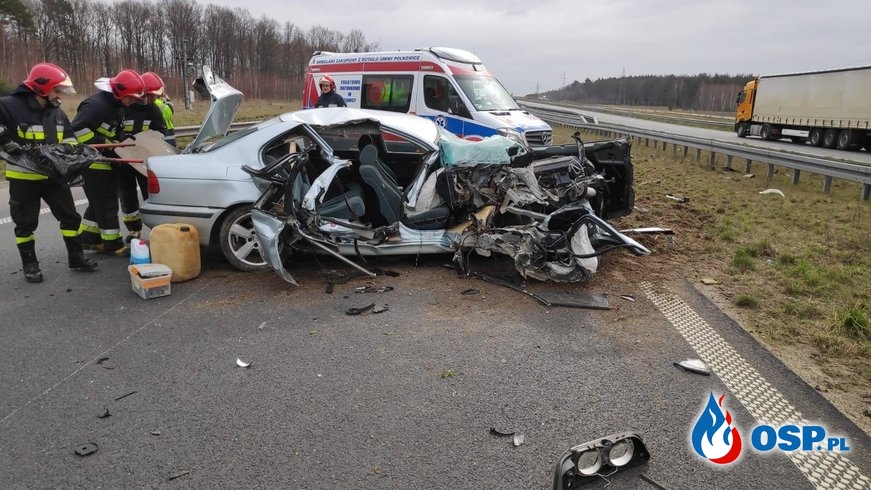 BMW uderzyło w naczepę ciężarówki. Groźny wypadek na S3. OSP Ochotnicza Straż Pożarna