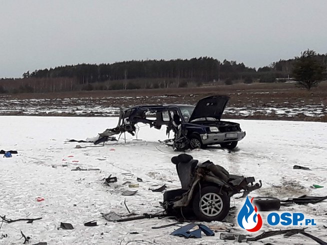 Sportowe BMW z impetem uderzyło w Subaru. Auto rozpadło się na części. OSP Ochotnicza Straż Pożarna