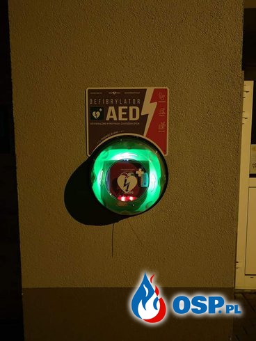 Skandaliczna kradzież i wandalizm. Złodziej ukradł defibrylator AED z remizy, po czym porzucił "łup". OSP Ochotnicza Straż Pożarna