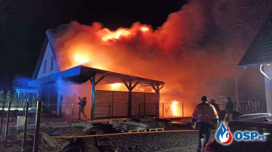 Pożar sadzy w kominie przerodził się w pożar budynku. W akcji 10 zastępów strażaków. OSP Ochotnicza Straż Pożarna