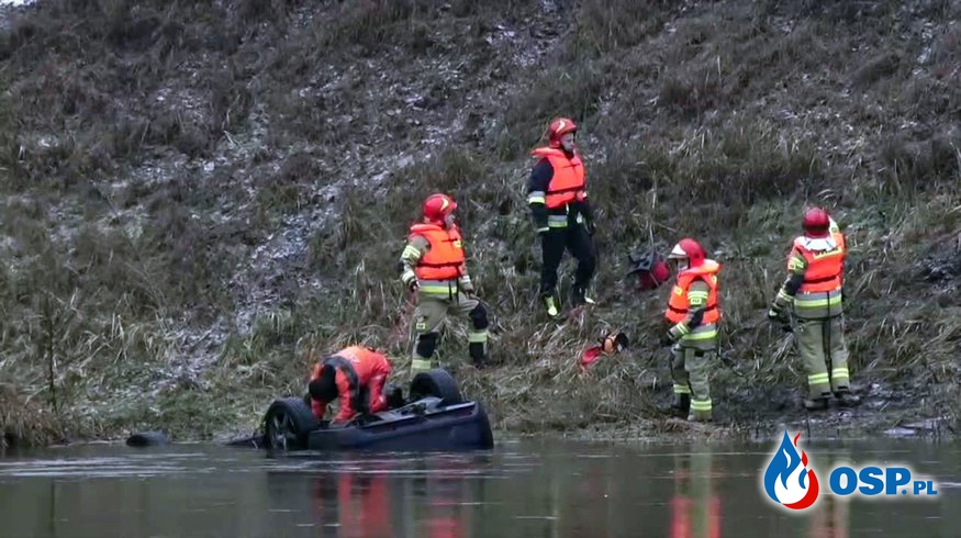 Strażacy wyłowili z rzeki samochód. W środku znaleziono ciało. OSP Ochotnicza Straż Pożarna