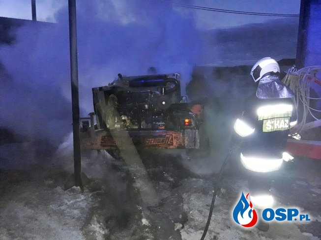 Maszyna rolnicza stanęła w ogniu. 4 zastępy strażaków w akcji. OSP Ochotnicza Straż Pożarna