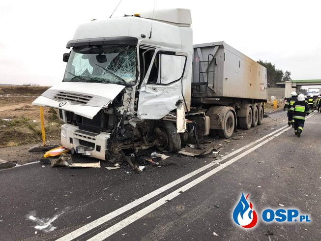 Zderzenie czołowe busa z ciężarówką na DK7 OSP Ochotnicza Straż Pożarna