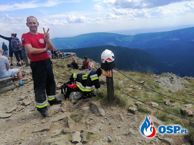 Strażak w ubraniu bojowym zdobywa szczyty i promuje oddawanie szpiku OSP Ochotnicza Straż Pożarna