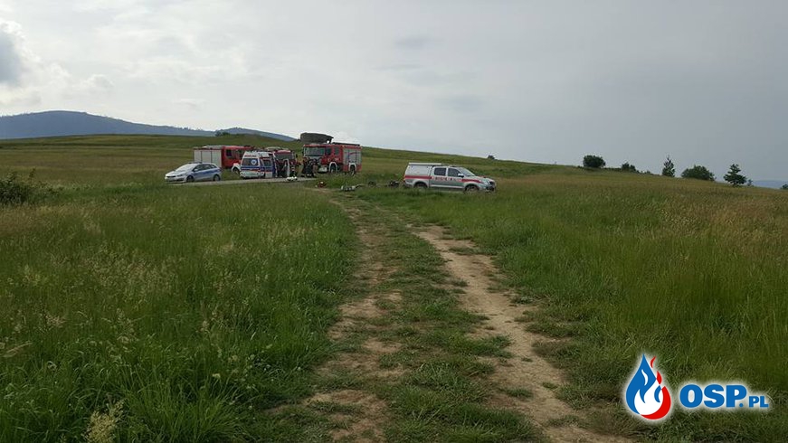 Wypadek ciągnika rolniczego w lesie. Kierowca zabrany do szpitala przez LPR. OSP Ochotnicza Straż Pożarna