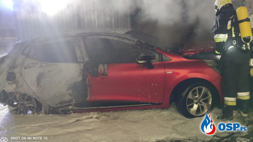 Nocny pożar auta w Karlinie. Wszystko wskazuje na podpalenie. OSP Ochotnicza Straż Pożarna