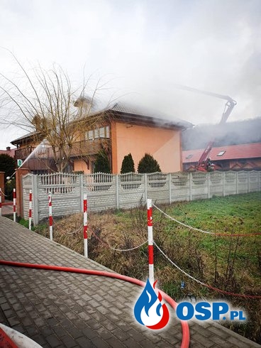 Pożar budynku w Osieku nad Notecią. Silny wiatr utrudniał akcję gaśniczą. OSP Ochotnicza Straż Pożarna