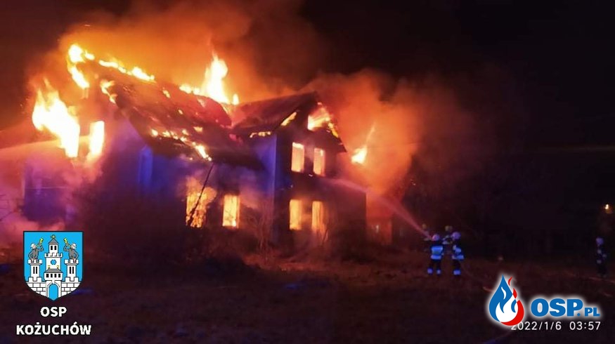 Dom w Solnikach stanął w ogniu. W akcji 10 zastępów strażaków. OSP Ochotnicza Straż Pożarna