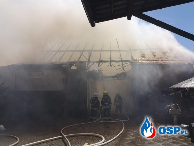 Pożar stodoły w Łanach pod Kędzierzynem-Koźlem. Trwa akcja gaśnicza. OSP Ochotnicza Straż Pożarna
