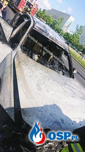 Nieoznakowany radiowóz policji w ogniu. BMW spłonęło w Toruniu. OSP Ochotnicza Straż Pożarna