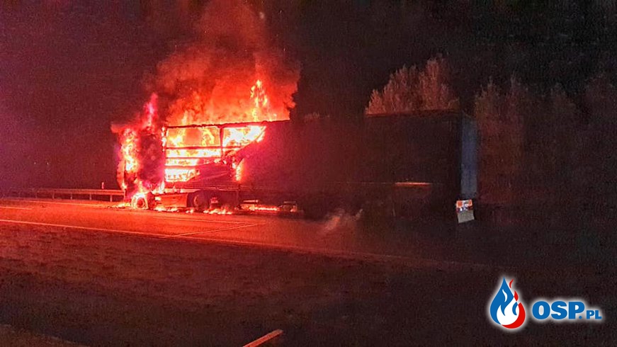 Pożar ciężarówki na A4. Spłonęła naczepa z przesyłkami kurierskimi. OSP Ochotnicza Straż Pożarna