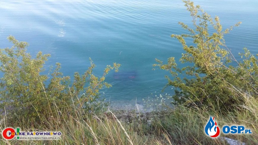 39-latek wjechał samochodem do jeziora. Mężczyzna zmarł w szpitalu. OSP Ochotnicza Straż Pożarna