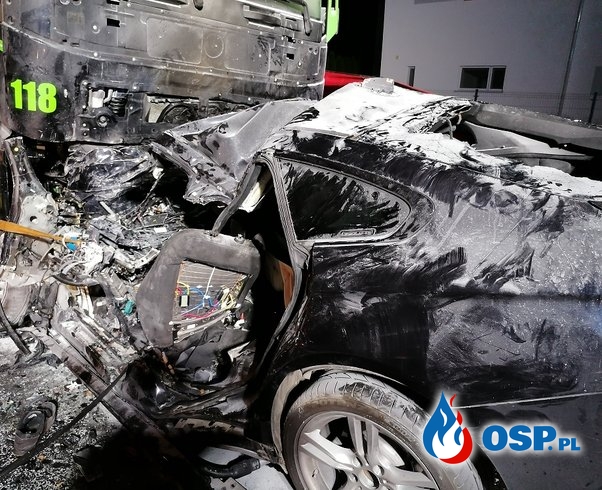 BMW czołowo zderzyło się z ciężarówką. 34-latek zginął na miejscu. OSP Ochotnicza Straż Pożarna