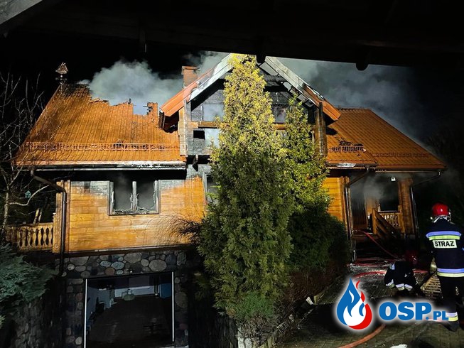 Drewniany dom stanął w ogniu. W akcji 8 zastępów strażaków. OSP Ochotnicza Straż Pożarna