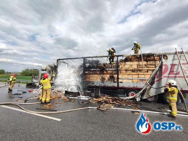 Ciężarówka stanęła w ogniu. Pożar na trasie S3. OSP Ochotnicza Straż Pożarna