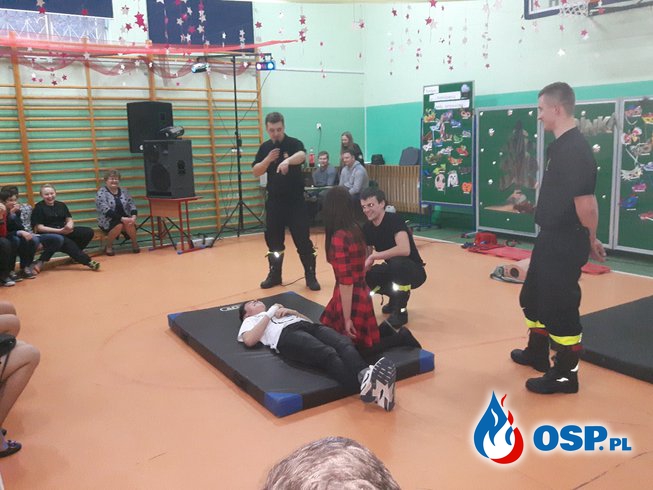 Szkolenie pierwszej pomocy podczas "choinki szkolnej". OSP Ochotnicza Straż Pożarna