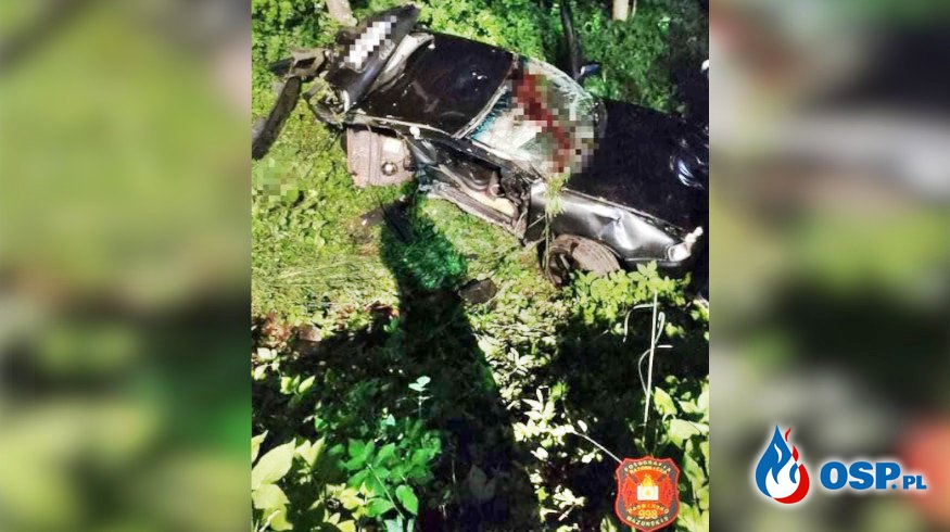 18-letnia pasażerka zginęła, kierowca był pijany. Auto dachowało po uderzeniu w drzewo. OSP Ochotnicza Straż Pożarna