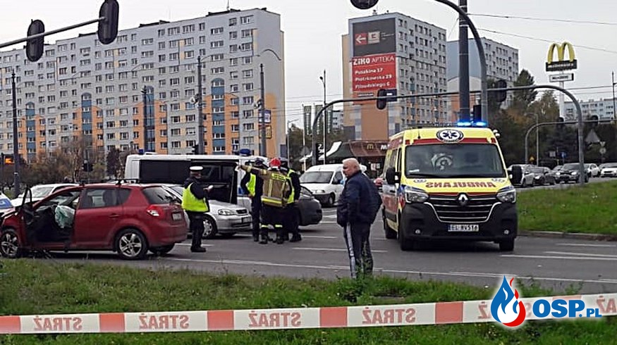 Dachowanie karetki jadącej na sygnale w Łodzi. Trzy osoby trafiły do szpitala. OSP Ochotnicza Straż Pożarna