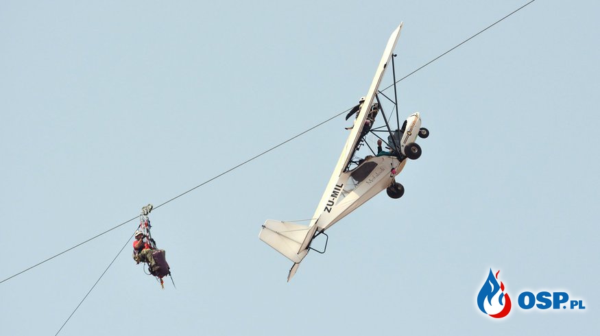 Ekstremalna akcja ratowników. Samolot zawisł na rozciągniętej linie OSP Ochotnicza Straż Pożarna