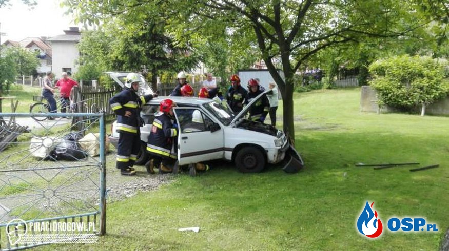 Wypadek w Polance Wielkiej. Samochód staranował ogrodzenie i uderzył w drzewo. OSP Ochotnicza Straż Pożarna