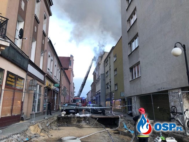 Wybuch gazu w kamienicy w Kędzierzynie-Koźlu. Zawaliła się kondygnacja, są ranni. OSP Ochotnicza Straż Pożarna