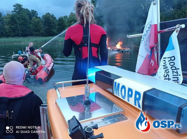Pożar motorówki na jeziorze Bełdany. Na pomoc ruszyli świadkowie. OSP Ochotnicza Straż Pożarna