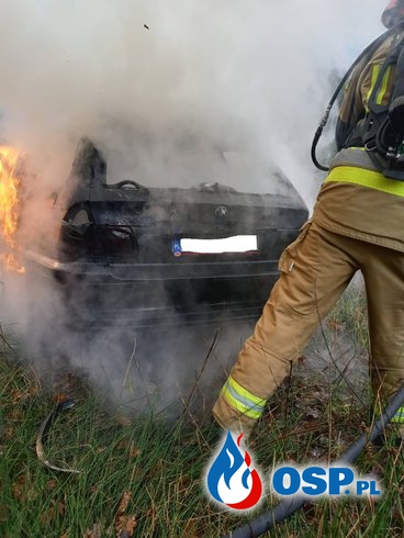 Pożar samochodu na leśnej drodze. BMW doszczętnie spłonęło. OSP Ochotnicza Straż Pożarna
