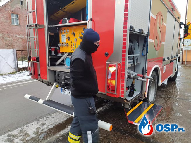 Strażacy OSP Grębocice dowożą wodę mieszkańcom. Wszystko przez awarię wodociągu. OSP Ochotnicza Straż Pożarna