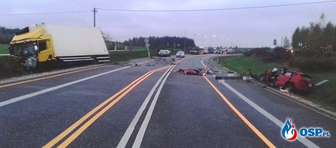 Czołowe zderzenie auta z ciężarówką. Zginął 53-latek. OSP Ochotnicza Straż Pożarna