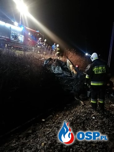 Samochód zapalił się po zderzeniu z pociągiem OSP Ochotnicza Straż Pożarna
