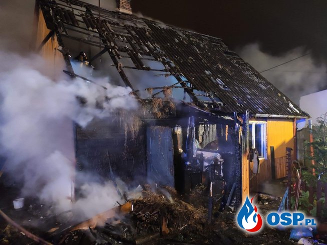 Kobieta ranna w pożarze domu. Ogień zaskoczył rodzinę we śnie. OSP Ochotnicza Straż Pożarna