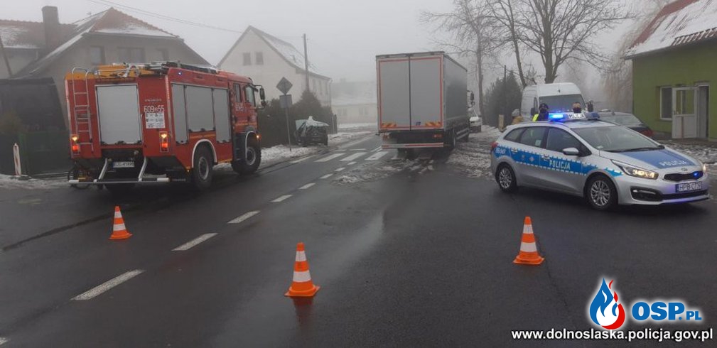 Tragiczny wypadek we mgle. 87-latek wjechał prosto pod ciężarówkę. OSP Ochotnicza Straż Pożarna