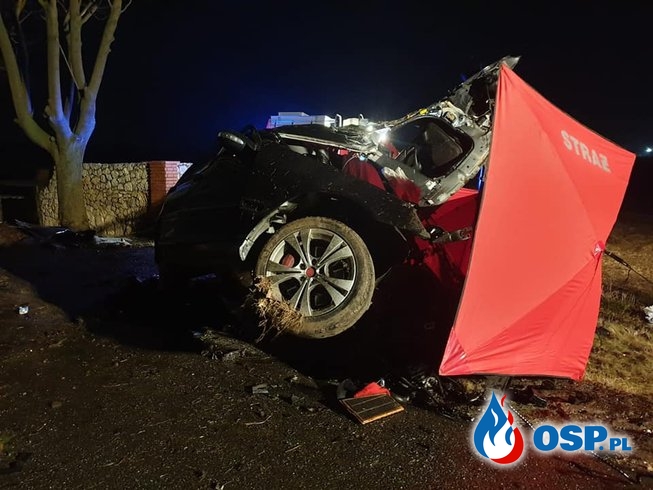 Rozpędzony mercedes uderzył w drzewo. W wypadku zginął 23-letni kierowca. OSP Ochotnicza Straż Pożarna
