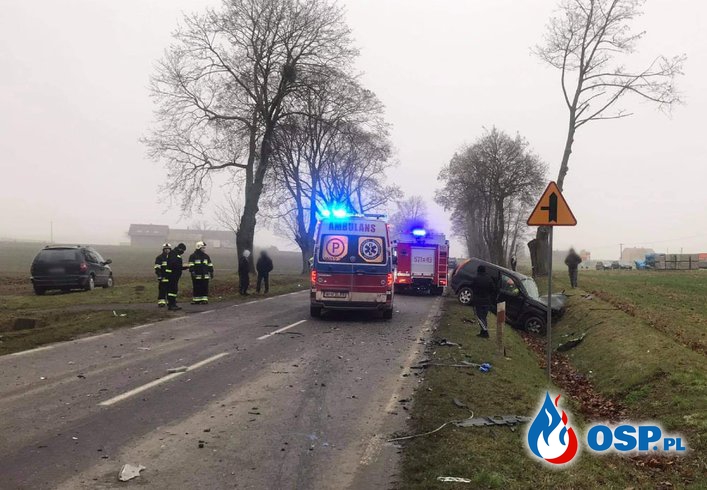 Czołowe zderzenie dwóch aut pod Płońskiem. Dwie osoby trafiły do szpitala. OSP Ochotnicza Straż Pożarna