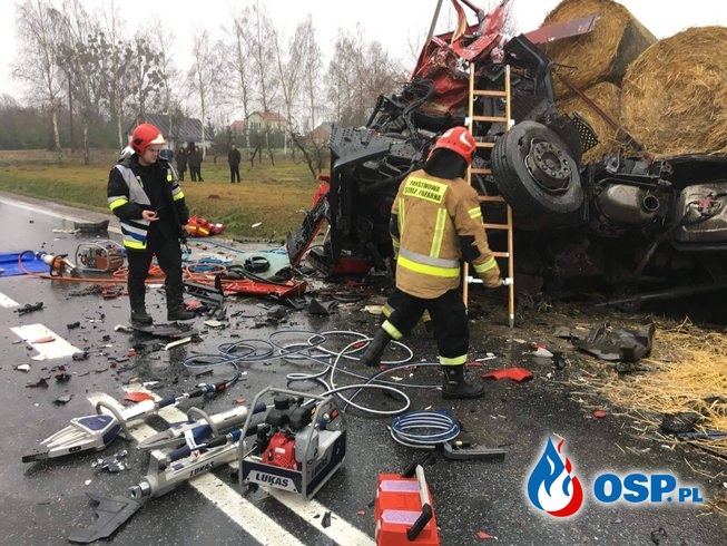 Czołowe zderzenie ciężarówek pod Opatowem. Jedna z nich przewróciła się na bok. OSP Ochotnicza Straż Pożarna