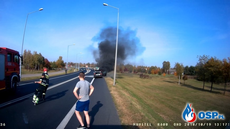 Volvo zapaliło się podczas jazdy. Świadkowie ruszyli z pomocą. OSP Ochotnicza Straż Pożarna