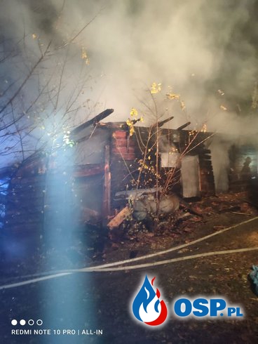 80-letni mężczyzna zginął w pożarze. Drewniany dom zapalił się w środku nocy. OSP Ochotnicza Straż Pożarna