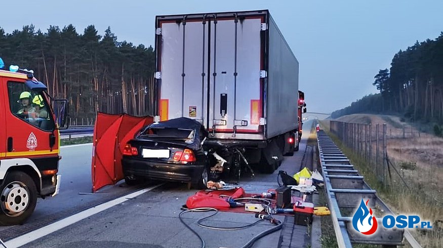 BMW wbiło się pod naczepę ciężarówki. Tragiczny wypadek na A2. OSP Ochotnicza Straż Pożarna