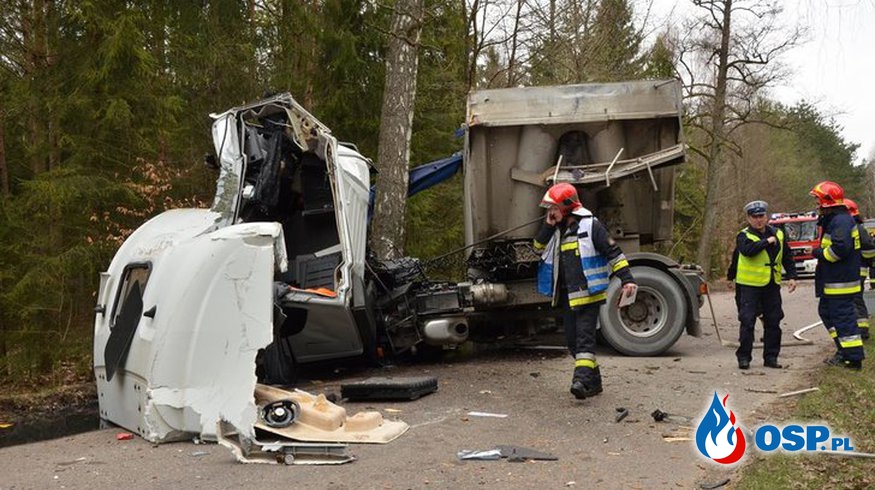 Mirachowo. Ciężarówka rozbiła się na drzewie OSP Ochotnicza Straż Pożarna