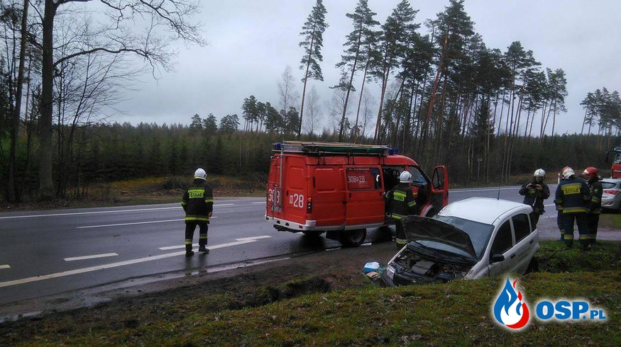DK16 Naglady-Olsztyn, samochód osobowy wpadł do rowu. OSP Ochotnicza Straż Pożarna