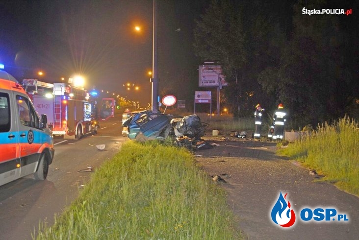 Dwie osoby zginęły w Będzinie. Auto rozbiło się na latarni. OSP Ochotnicza Straż Pożarna