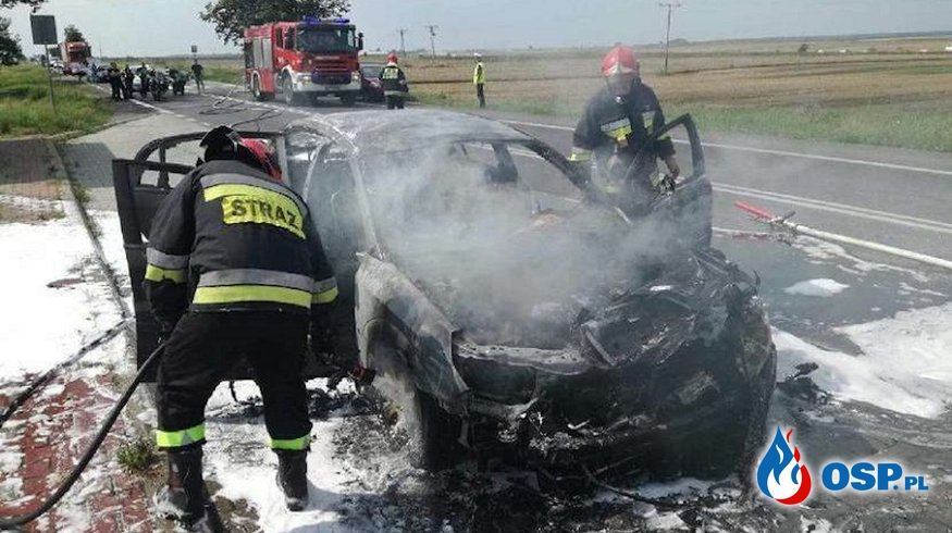 Pożar nieoznakowanego radiowozu policji. Samochód spłonął. OSP Ochotnicza Straż Pożarna
