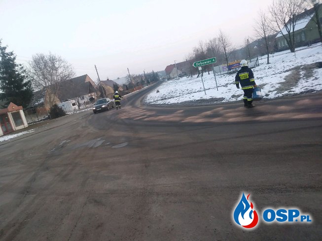 Olej napędowy na odcinku kilkuset metrów drogi. OSP Ochotnicza Straż Pożarna