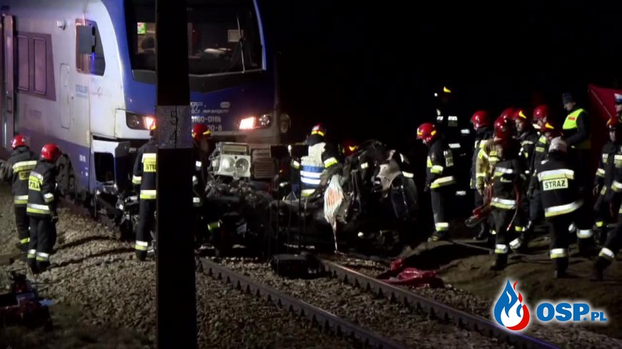 Tragiczny wypadek na przejeździe kolejowym. "Nie było wiadomo, ile osób jest w środku" OSP Ochotnicza Straż Pożarna