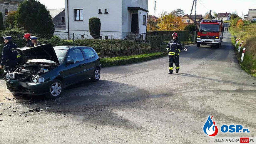 Dziwiszów: Zderzenie dwóch pojazdów na ulicy Karkonoskiej. OSP Ochotnicza Straż Pożarna