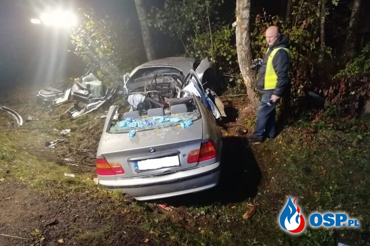 22-letni kierowca BMW roztrzaskał auto na drzewie. Zginął na miejscu. OSP Ochotnicza Straż Pożarna
