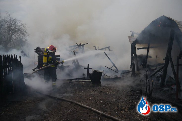 Policjanci uratowali mężczyznę z płonącego domu OSP Ochotnicza Straż Pożarna